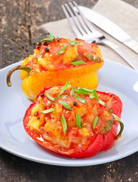 Pimientos rellenos de patatas y salchichas —  Fotos de Stock