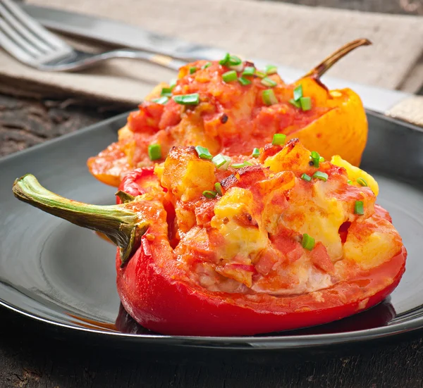 Paprika gefüllt mit Kartoffeln und Wurst — Stockfoto