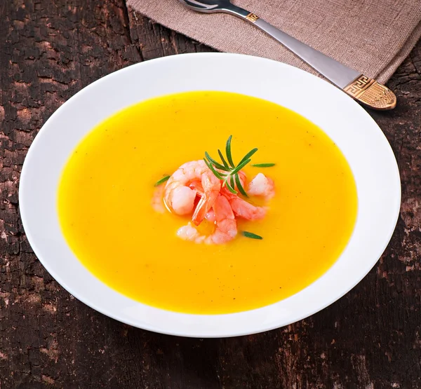 Zuppa di zucca con gamberetti e rosmarino — Foto Stock