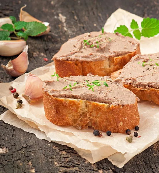 Lanche de carne caseiro fígado de frango pate com salgado e azeitonas — Fotografia de Stock