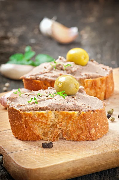 Snack casero de carne paté de hígado de pollo con aceitunas y salados —  Fotos de Stock