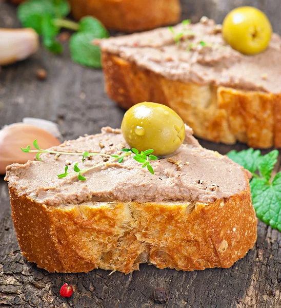 Zelfgemaakte vlees snack kip lever pate met hartige en olijven — Stockfoto