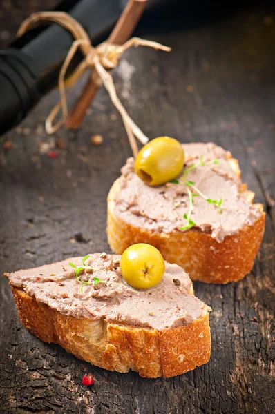 Snack casero de carne paté de hígado de pollo con aceitunas y salados —  Fotos de Stock