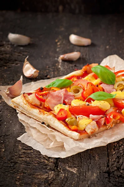 配火腿、胡椒和橄榄的比萨 — 图库照片