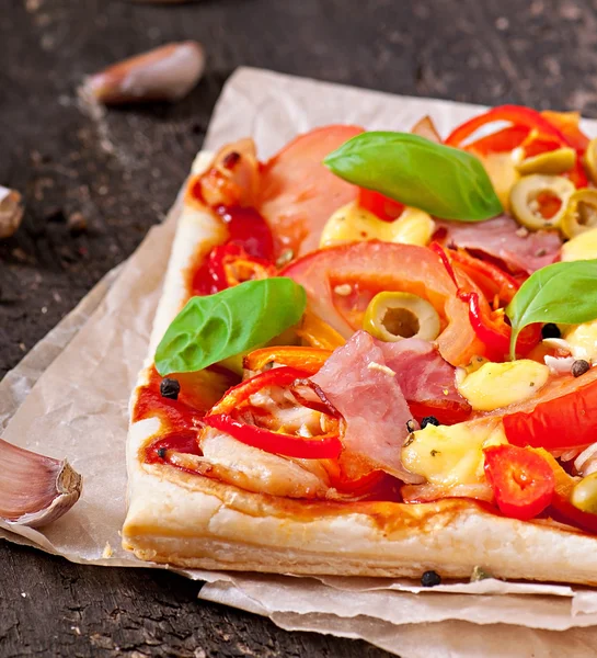 Pizza con jamón, pimienta y aceitunas — Foto de Stock