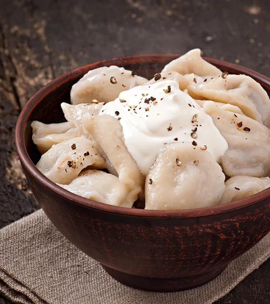 Knedle z mięsem - rosyjski gotowane pelmeni w tablicy — Zdjęcie stockowe