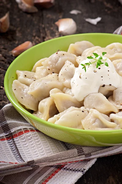 Meat Dumplings - russian boiled pelmeni in plate — Stock Photo, Image