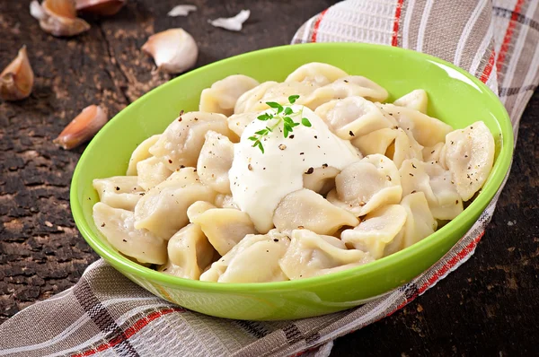 Albóndigas de carne - pelmeni hervido ruso en plato — Foto de Stock