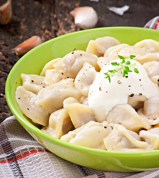 Meat Dumplings - russian boiled pelmeni in plate — Stock Photo, Image