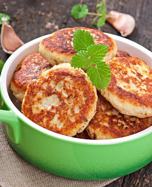 Chicken cutlets with apple and mint — Stock Photo, Image
