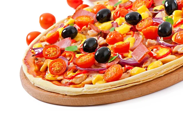 Sebze, tavuk, jambon ve üzerinde beyaz izole zeytin pizza — Stok fotoğraf