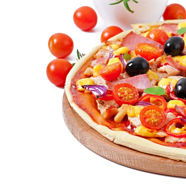 Pizza met groenten, kip, ham en olijven geïsoleerd op wit — Stockfoto