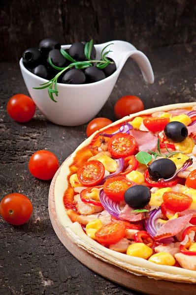 Pizza com legumes, frango, presunto e azeitonas — Fotografia de Stock