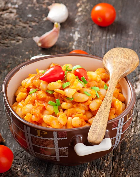 Fagioli bianchi bolliti con pomodori e peperoncini piccanti — Foto Stock