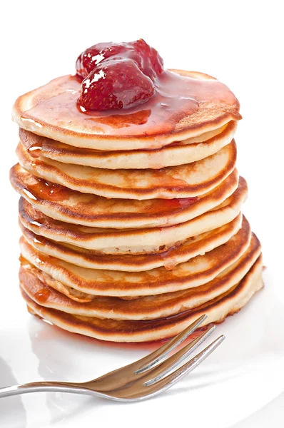 Leckere Pfannkuchen mit Erdbeermarmelade — Stockfoto