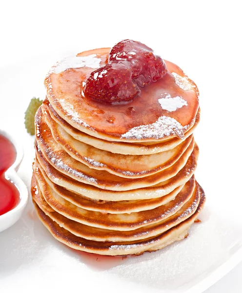 Deliziosi pancake con marmellata di fragole — Foto Stock