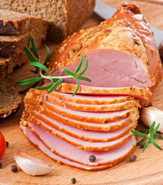 jambon, ekmek ve baharatlar ahşap tahta üzerinde.