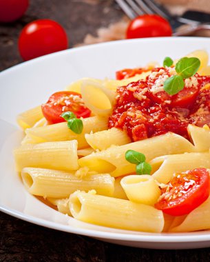 bolognese sos, parmesan peyniri ve fesleğen ile Penne makarna
