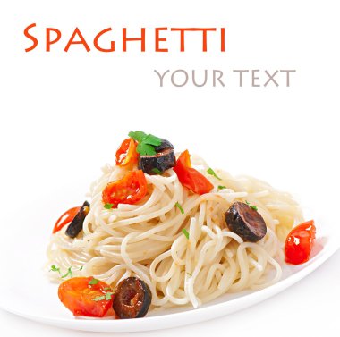 Spagetti domates ve zeytin ile