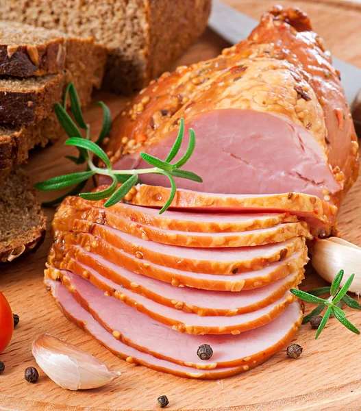 Ham, roti dan rempah-rempah di papan kayu . — Stok Foto