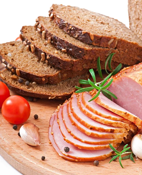 Ham, brood en specerijen op houten bord. — Stockfoto