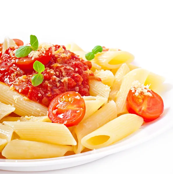 Penne pasta met bolognese saus, Parmezaanse kaas en basilicum — Stockfoto