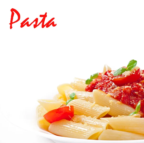 Penne Pasta con salsa boloñesa, queso parmesano y albahaca —  Fotos de Stock