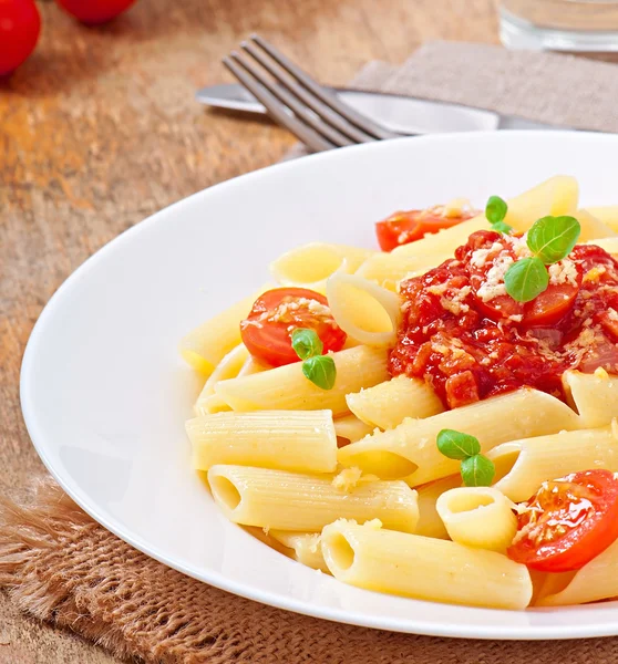 Penne-Nudeln mit Bolognese-Sauce, Parmesan und Basilikum — Stockfoto