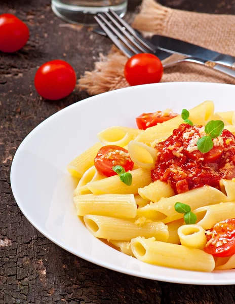 Bolognese sos, parmesan peyniri ve fesleğen ile Penne makarna — Stok fotoğraf