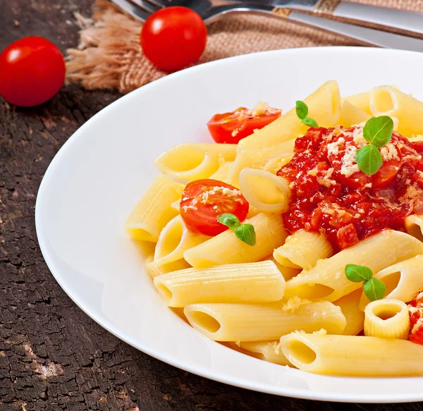 Bolognese sos, parmesan peyniri ve fesleğen ile Penne makarna — Stok fotoğraf