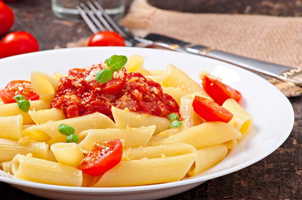 Penne pasta with bolognese sauce, parmesan cheese and basil — Stock Photo, Image