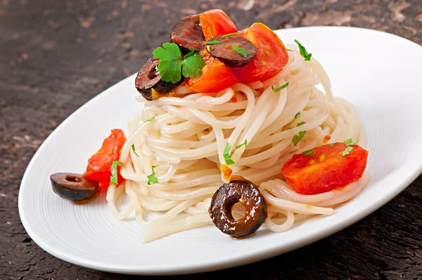 Spaghetti with tomato and olives — Stock Photo, Image