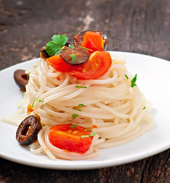 Spaghetti z pomidorami i oliwkami — Zdjęcie stockowe