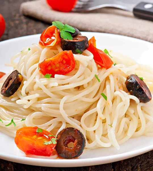 Espaguete com tomate e azeitonas — Fotografia de Stock