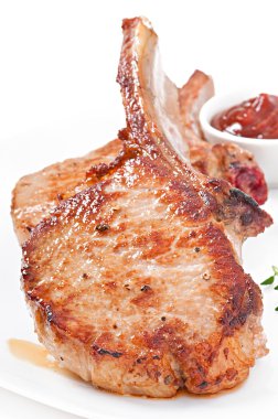 야채와 함께 맛있게 구운된 돼지고기 등심 스테이크