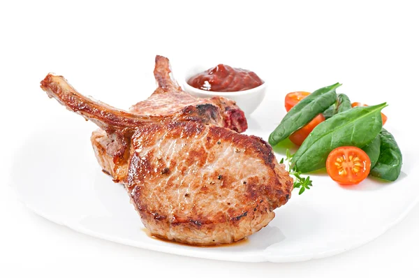 Saftig grillad fläskfilé oxfilé med gröna — Stockfoto