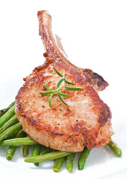 Steak de filet de porc grillé juteux avec haricots verts — Photo