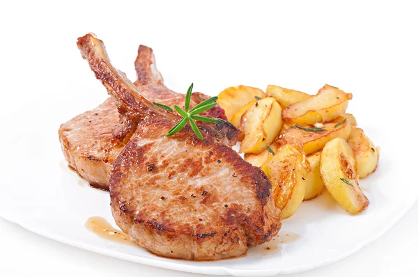 Saftige gegrillte Schweinefiletsteaks mit gebratenen Apfelscheiben — Stockfoto