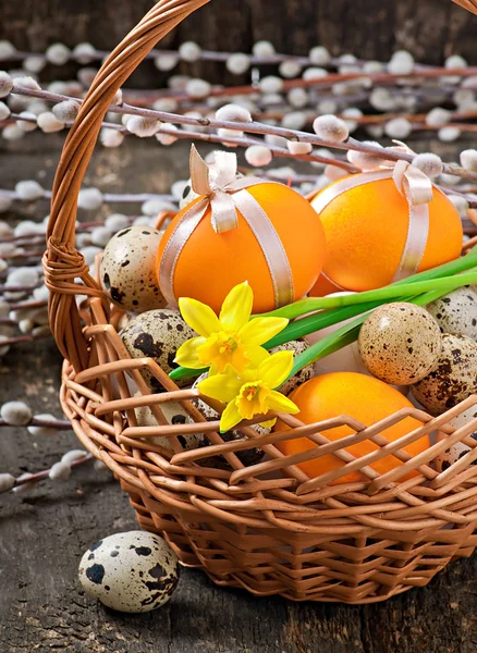 Huevos coloridos de Pascua sobre fondo de madera viejo —  Fotos de Stock