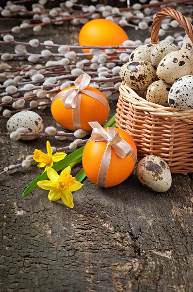 Huevos coloridos de Pascua sobre fondo de madera viejo —  Fotos de Stock