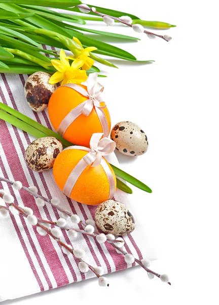 Ovos de páscoa coloridos no fundo branco — Fotografia de Stock