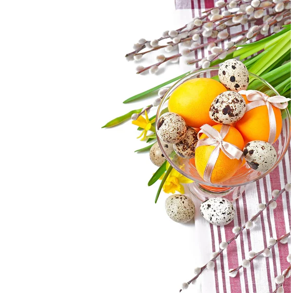 Huevos de Pascua coloridos sobre fondo blanco —  Fotos de Stock