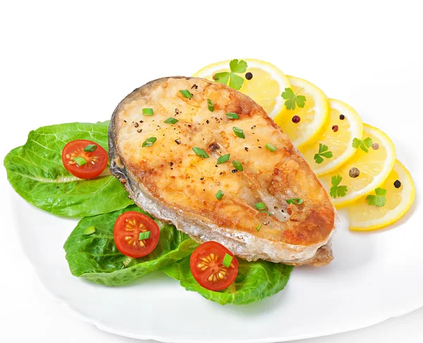 Prato de peixe - filé de peixe frito com verduras no fundo branco — Fotografia de Stock