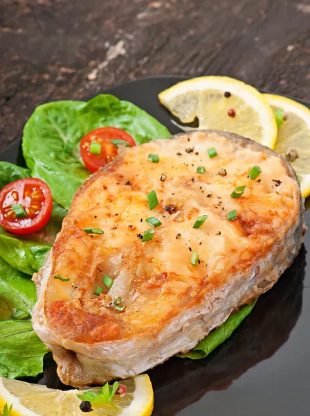 Plato de pescado - filete de pescado frito con verduras — Foto de Stock