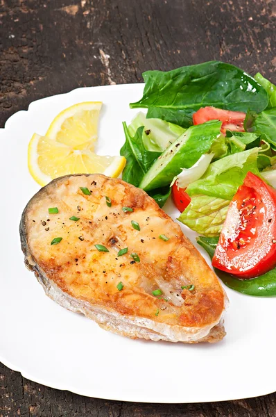 Prato de peixe - filé de peixe frito com verduras — Fotografia de Stock