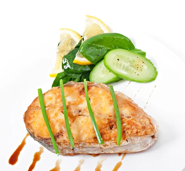 Fisk skålen - stekt fisk filé med grönsaker på vit bakgrund — Stockfoto