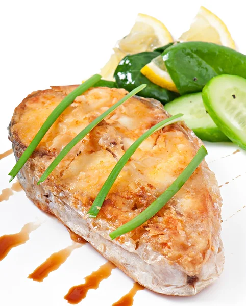 Plato de pescado - filete de pescado frito con verduras sobre fondo blanco — Foto de Stock