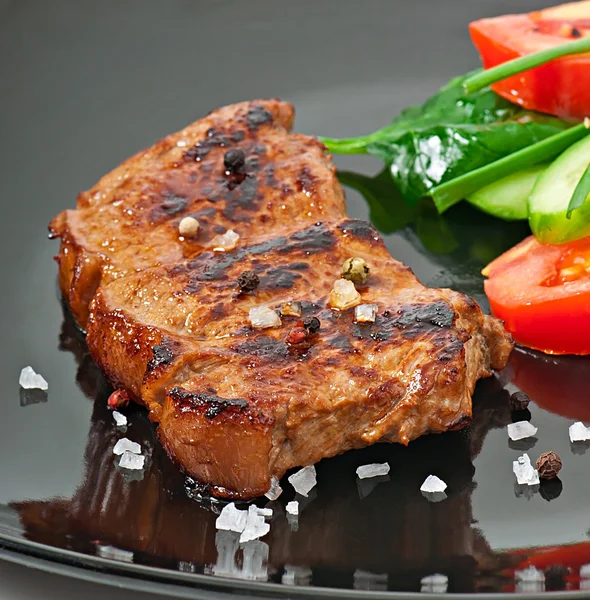 Grilovaný steak a zelenina — Stock fotografie