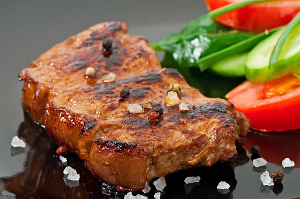 Grilled steak and vegetables — Stock Photo, Image