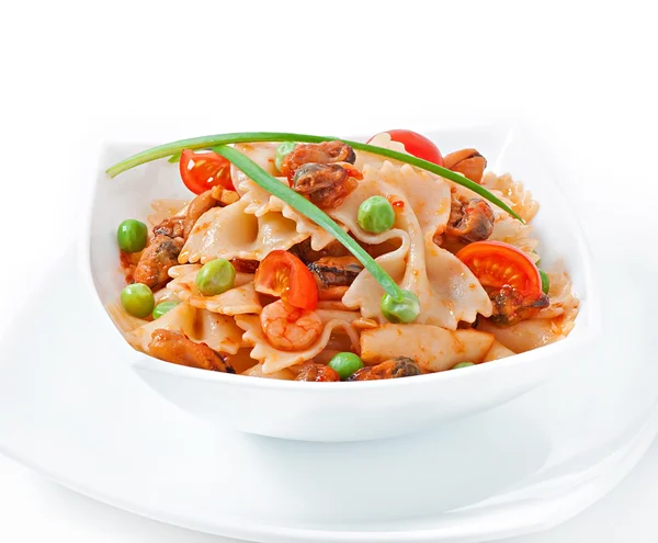 Pasta Farfalle con mariscos, tomates cherry y guisantes verdes — Foto de Stock